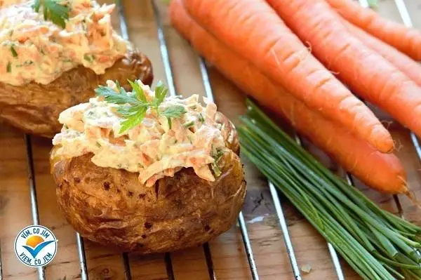 Pečené brambory s mrkvovým tvarohem